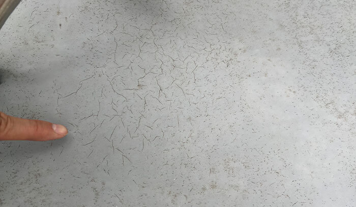 表面のひび割れ・色あせ