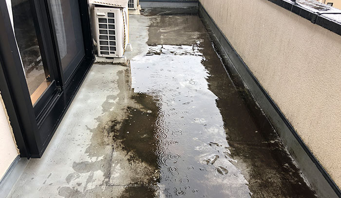 床面に水たまりができる