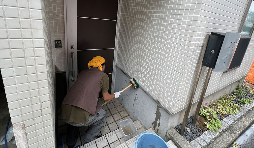玄関の壁やタイルの洗浄も行いました