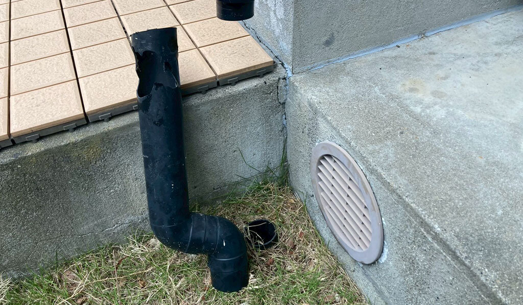 雨どいの交換作業