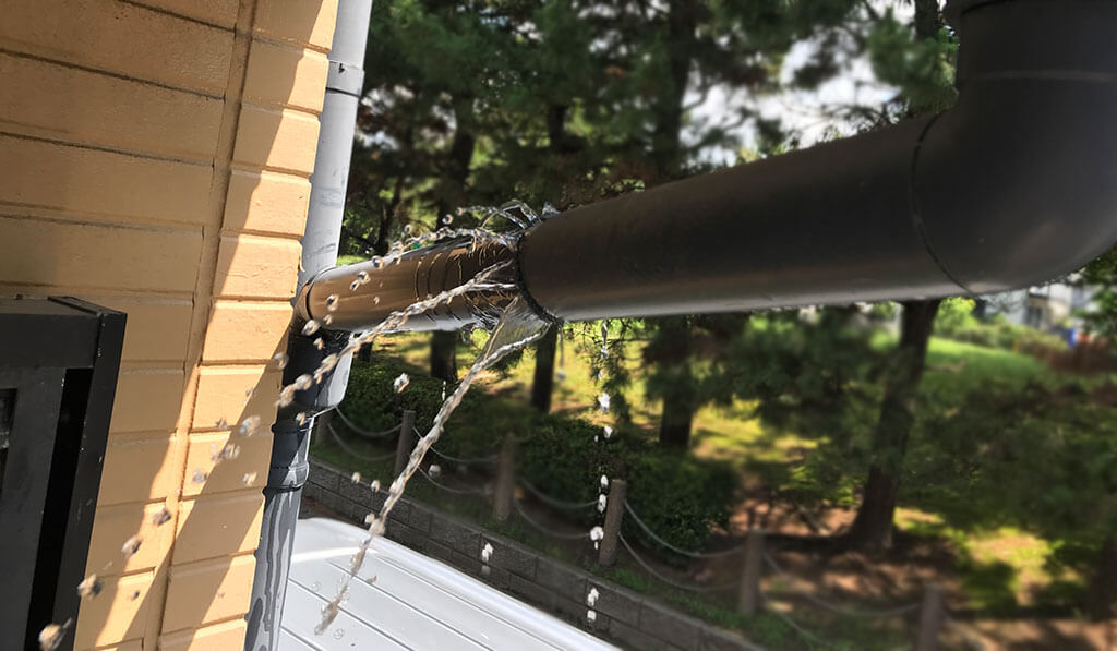 工事前の雨どい詰まり