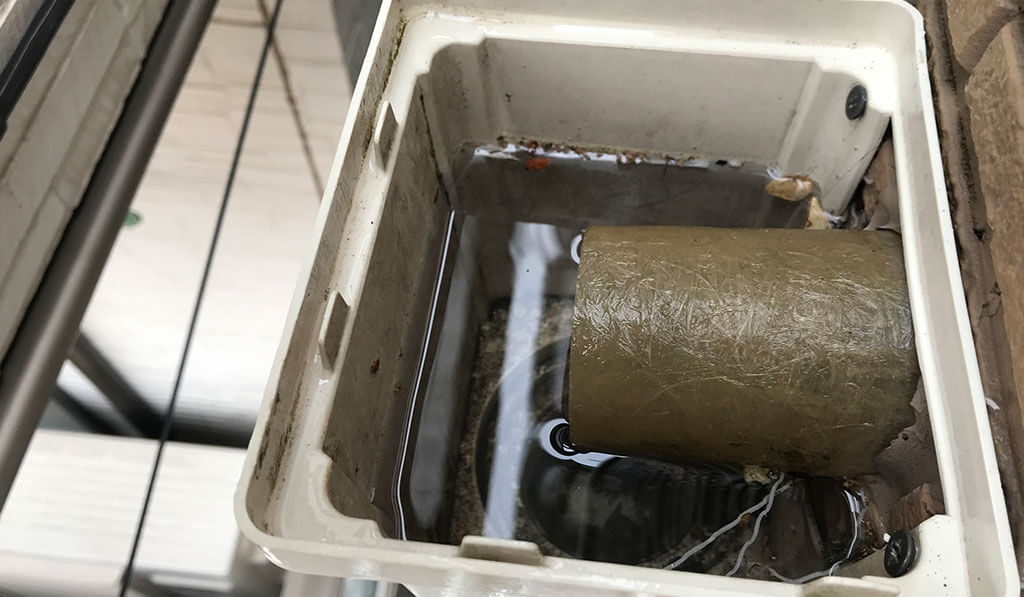 工事前の雨どい内部（角マス）