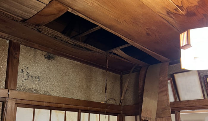 こんな症状がある場合は早めに雨漏り調査を依頼しましょう