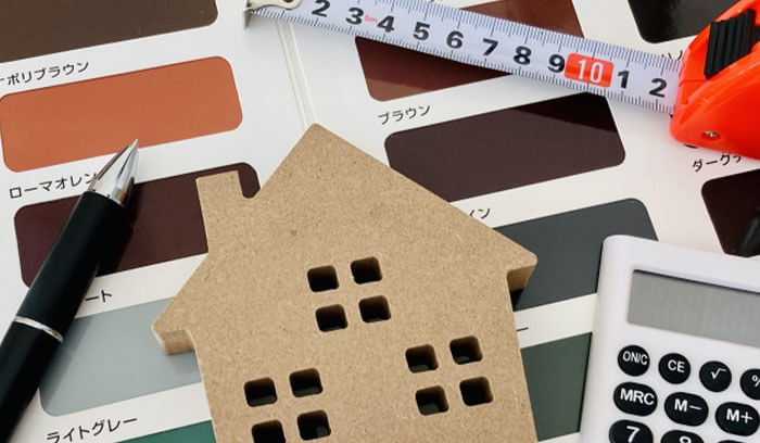 たくさんの塗料で悩むイメージ