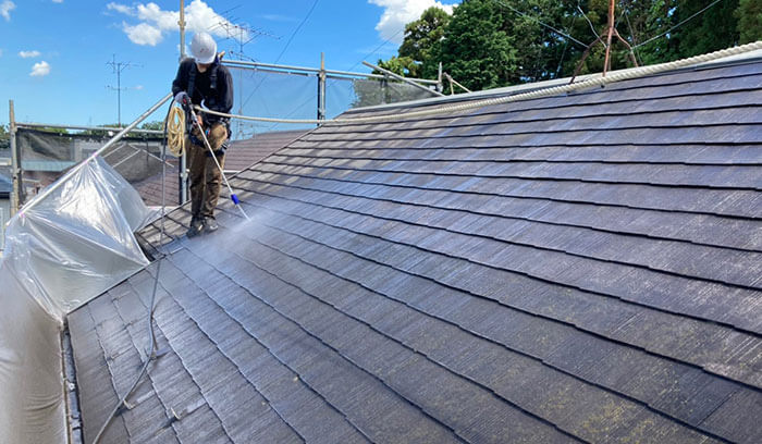 屋根塗装の下地処理で高圧洗浄をしている様子