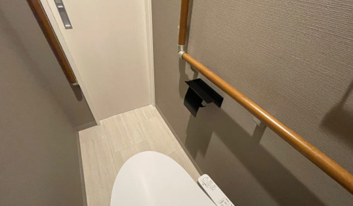 トイレに設置された立ち上がり用の手すり