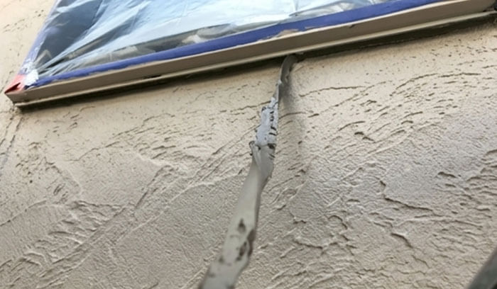 窓まわりのシーリング材が劣化し剥がれてしまった様子