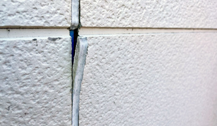 外壁のシーリングが劣化して隙間ができている様子
