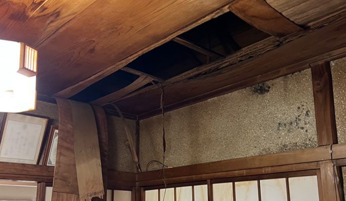 雨漏りによって木材が腐食して天井が崩落している様子