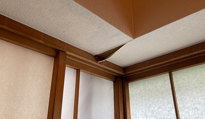 壁紙の継ぎ目が剥がれている