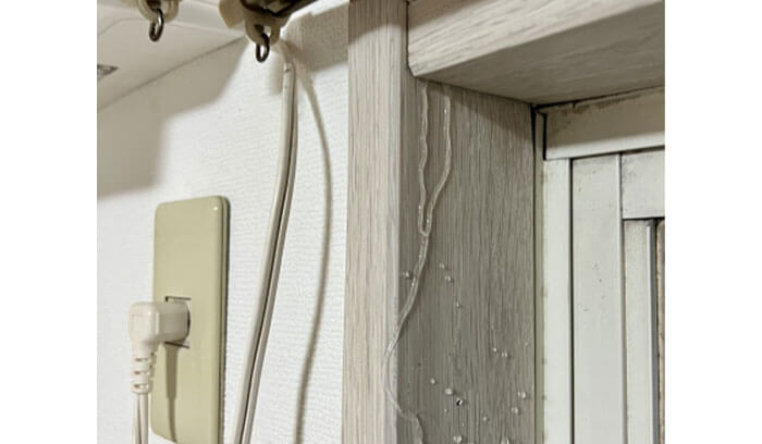 窓枠から水が激しく流れている様子