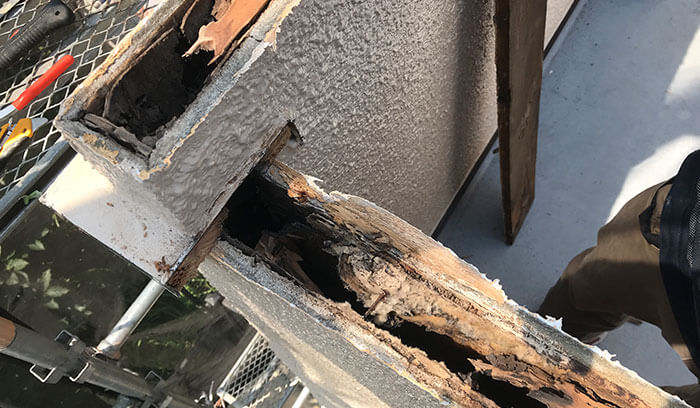 ベランダ笠木の内部の木材が腐食している様子