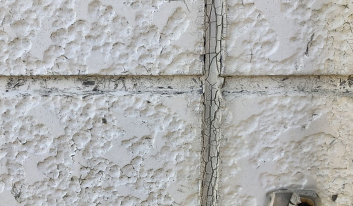 外壁のシーリングが割れている
