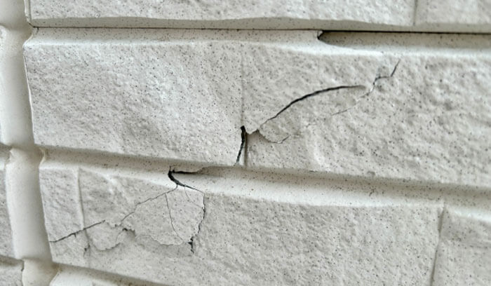 外壁がひび割れている様子