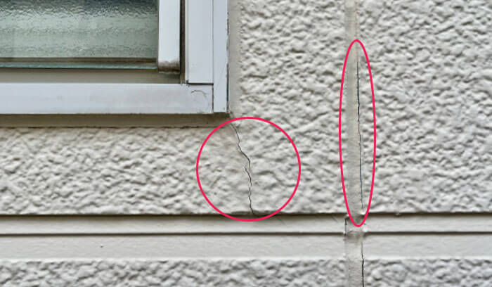 窓から斜めに出るひび割れとシーリング部分の劣化が分かる写真