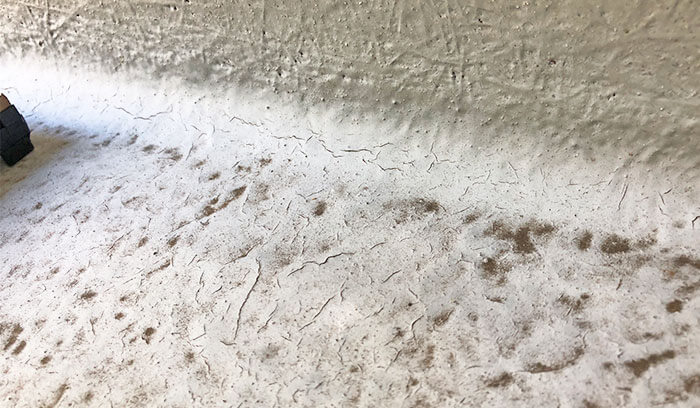 ベランダの床面にある細かいひび割れ