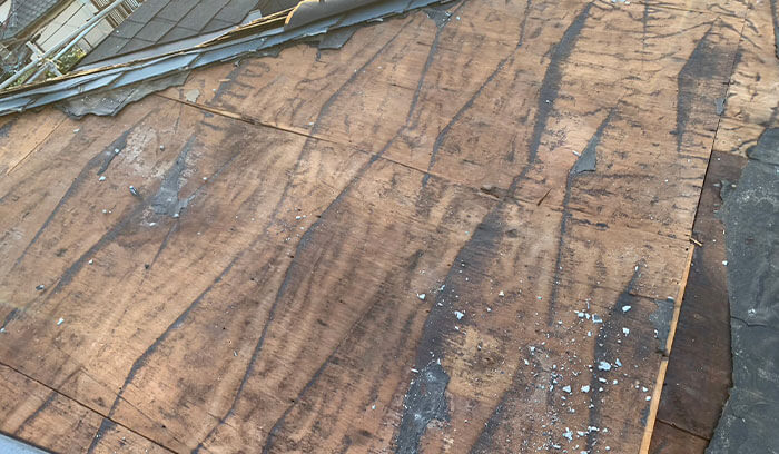屋根の下地材が雨漏りで腐食している様子