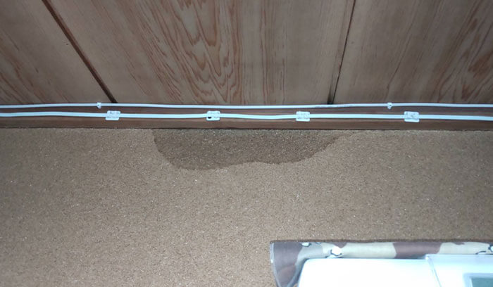 家の中で雨漏りしている様子