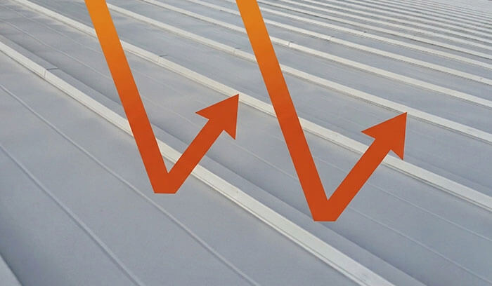 屋根が太陽光を反射させているイメージ