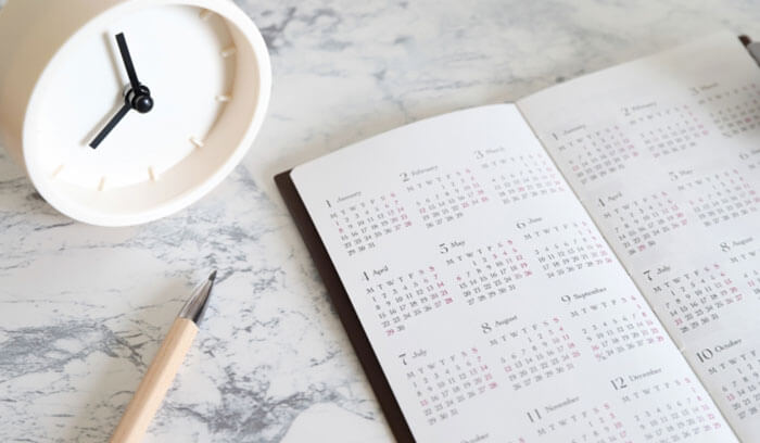 カレンダーを見て塗装のタイミングを考えている様子