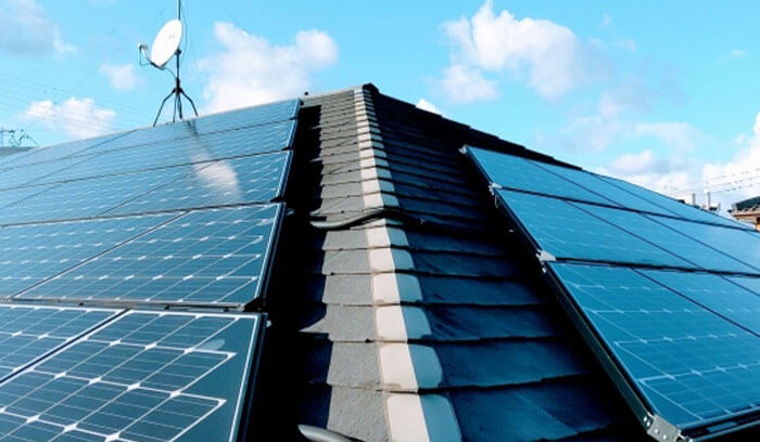 屋根の上に取り付けられた太陽光発電システムの風景