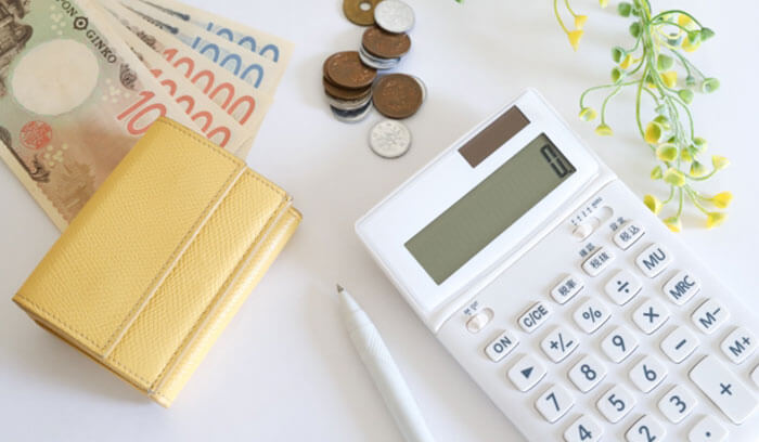 工事資金のために財布を持って計算する様子