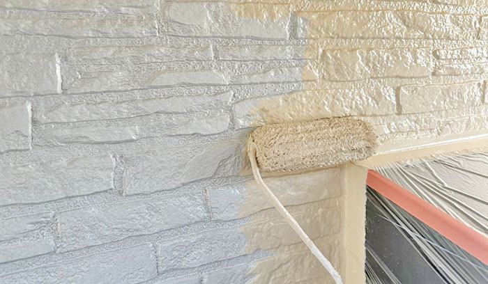 外壁塗装をしている風景