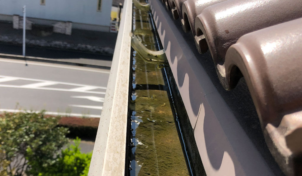 雨どい清掃工事のビフォー写真