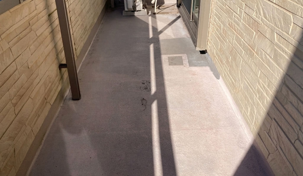 施工前の床面にひび割れが多数ある床面の様子