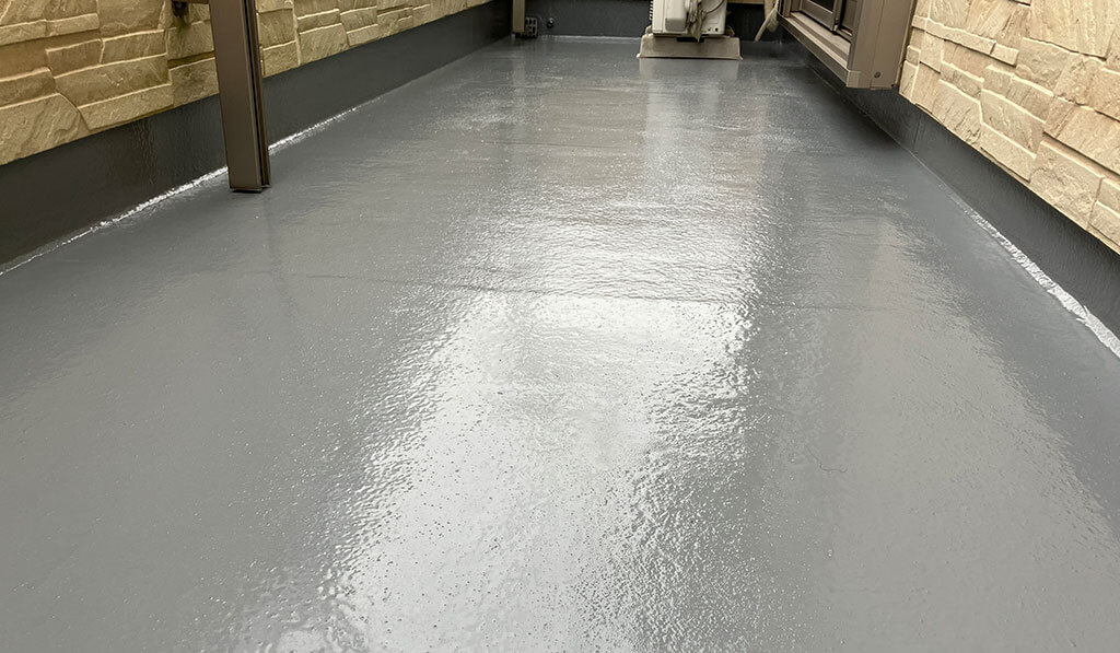 トップコートを塗布して綺麗になった床面