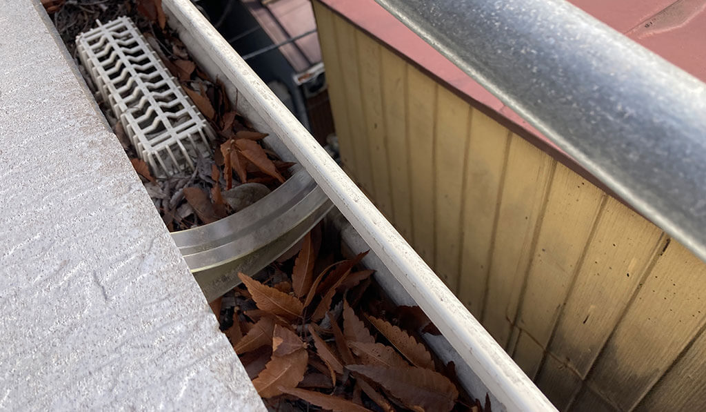 雨どい清掃・ネット設置のビフォー写真①