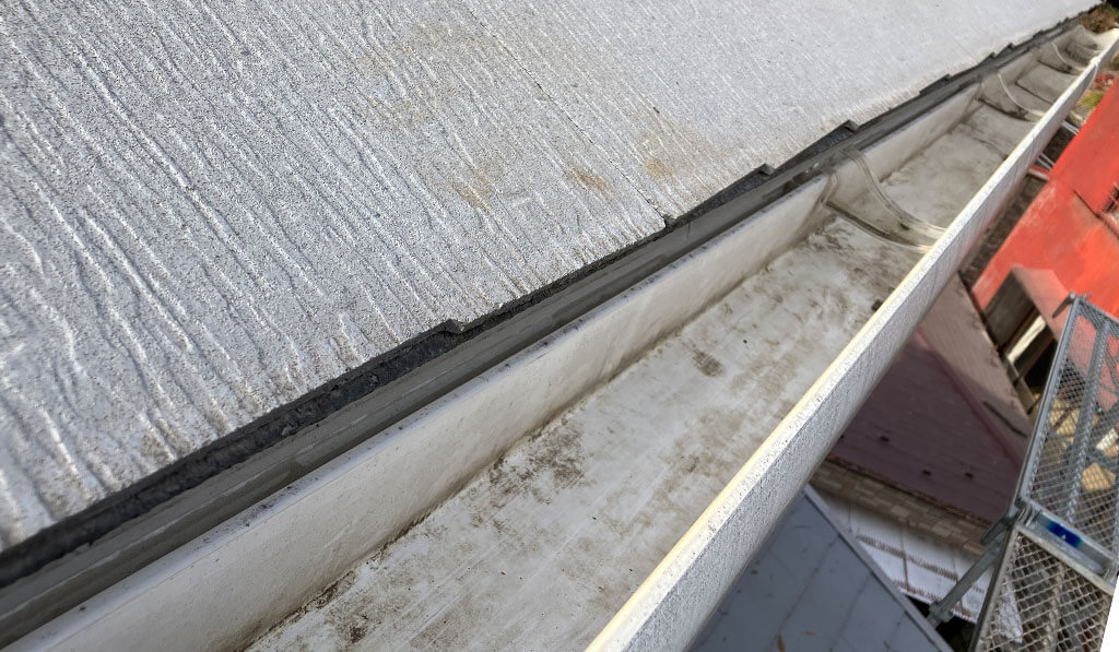 雨どいに溜まっていた落ち葉を清掃した様子