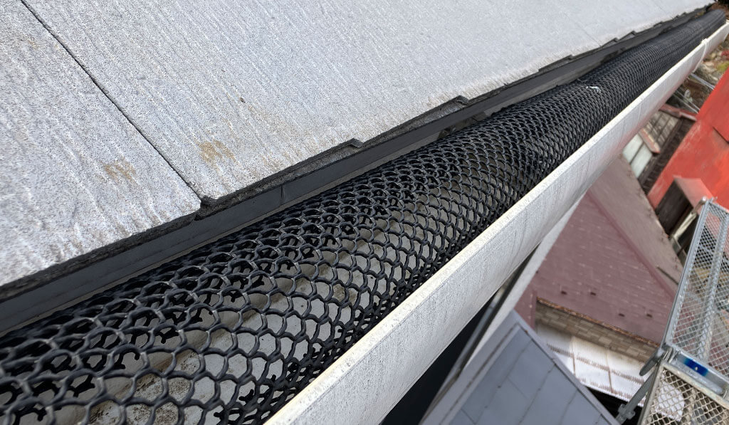 雨どいネットを設置して工事が完了した雨どい