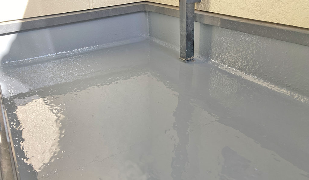 トップコートを塗って綺麗になった床面