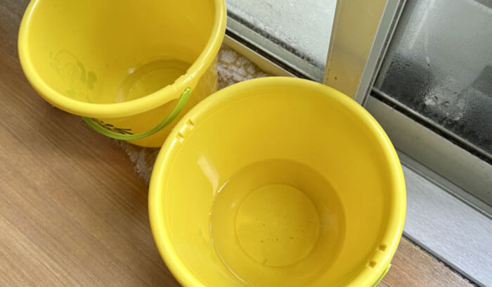 窓近くにバケツをおいて応急処置をする
