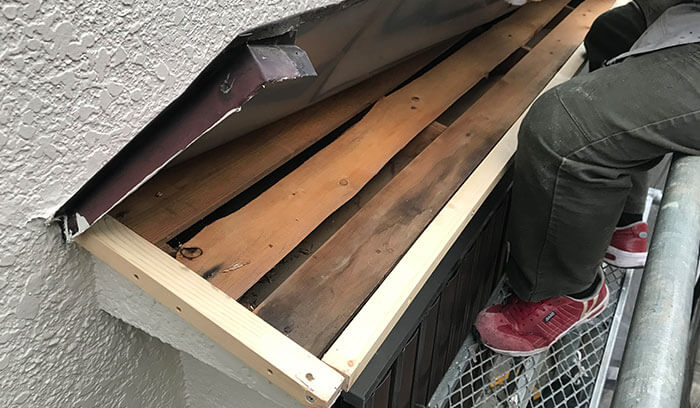 出窓上部の板金交換をしている様子