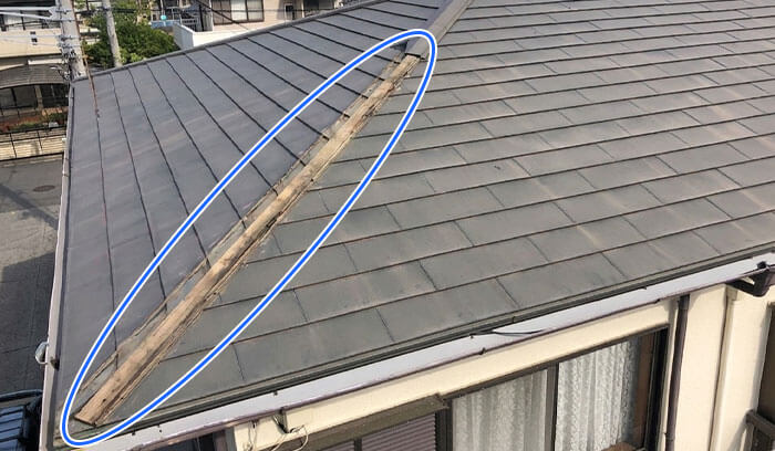 棟板金が外れて貫板が露出している