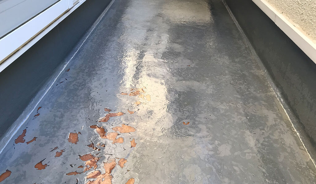 プライマーを塗布したベランダの床