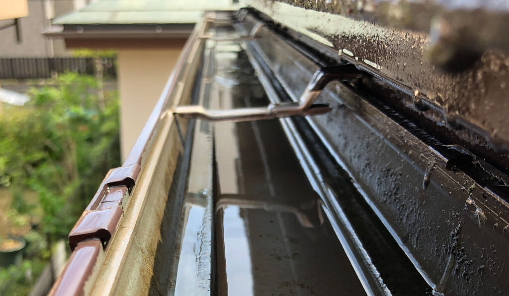 雨どいの水溜まりが解消された様子