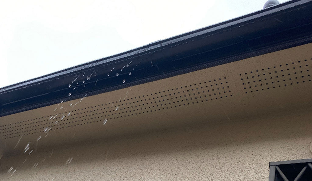 雨どいから水が溢れる様子
