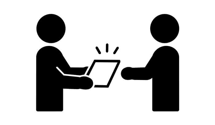 申請書を渡しているイラスト