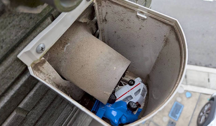 集水桝にトミカが入っている