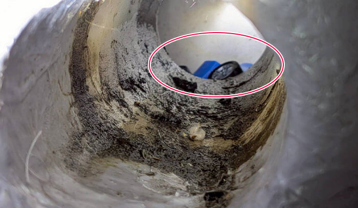ベランダから排水溝を覗くとトミカが見える