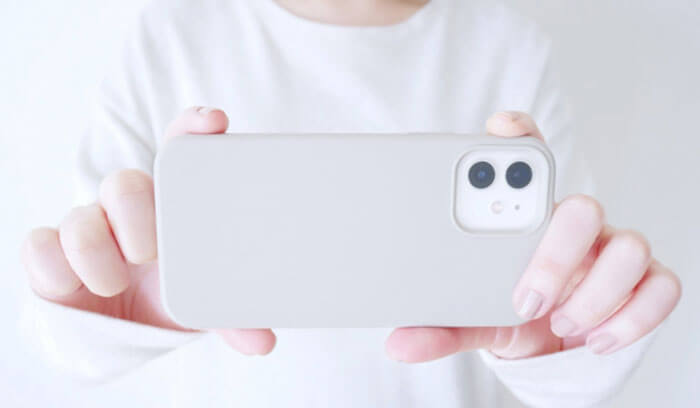 スマートフォンで写真を撮影する人