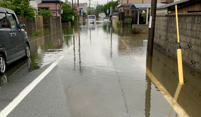 冠水する住宅街の様子