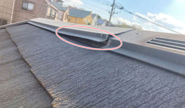 棟板金が浮いている